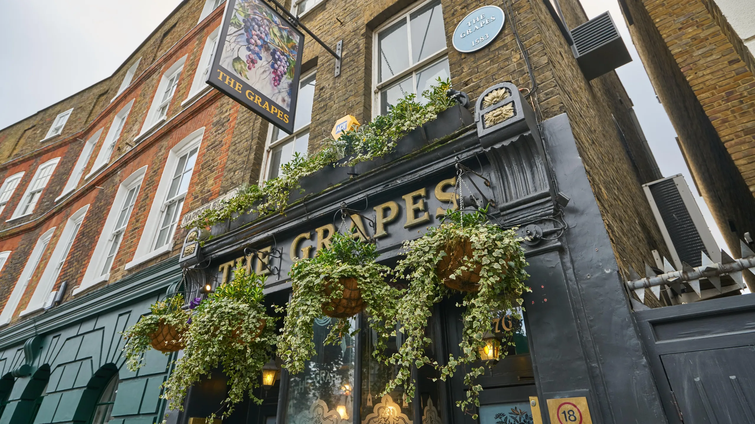 M278W6 The grapes pub  london  limehouse