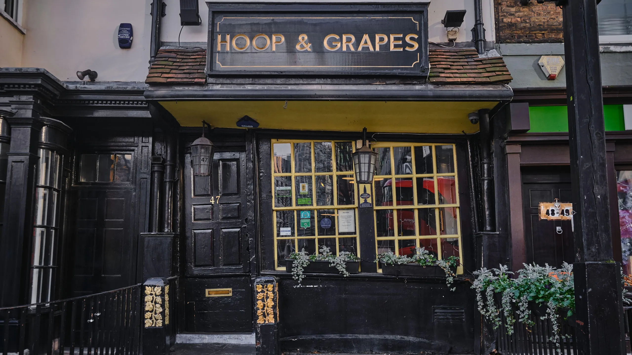 2E11901 Hoop and Grapes Public House, one of the oldest Public Houses in London, closed due to Covid-19 lockdown restrictions, Aldgate, London