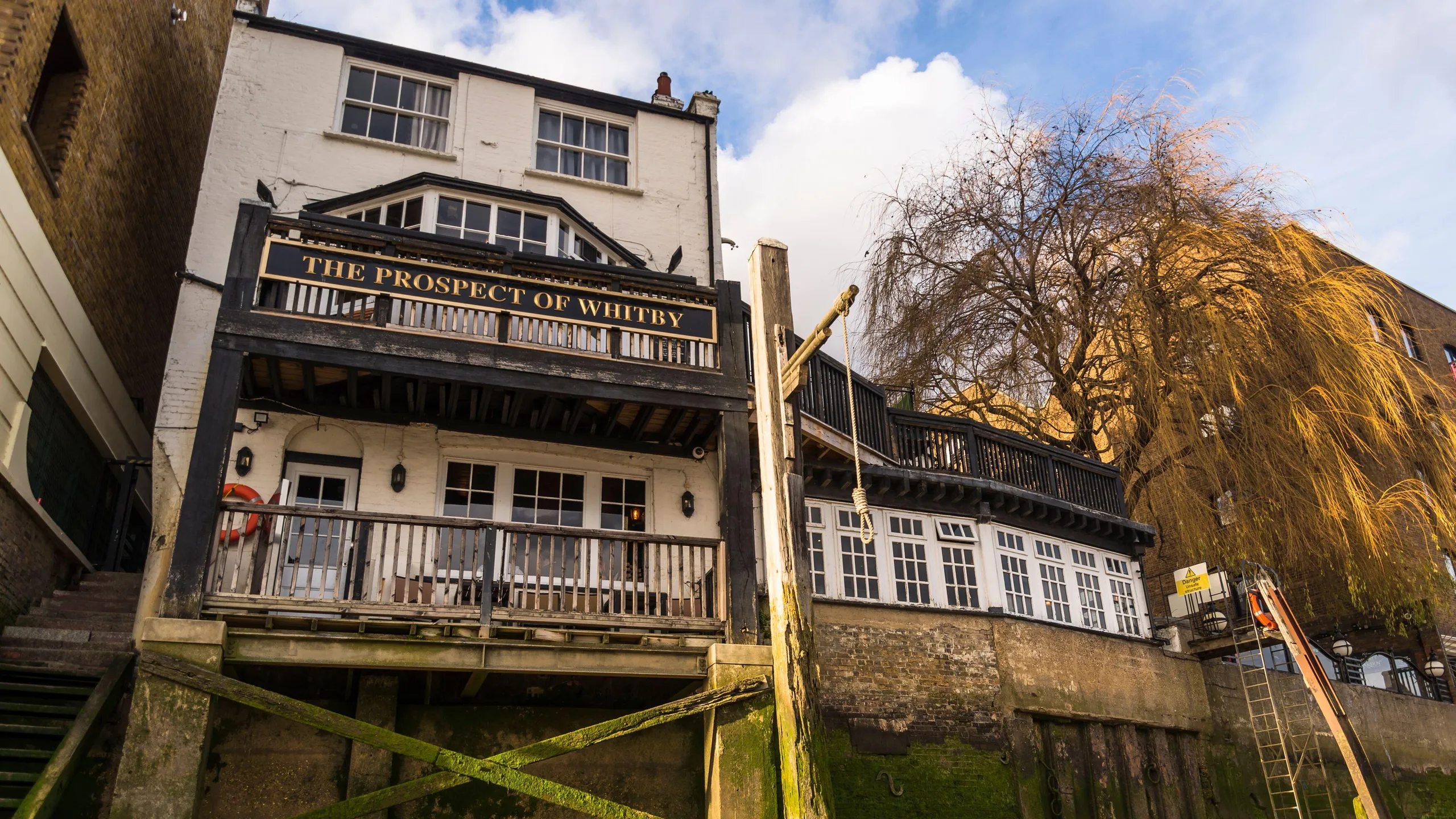 2HNEDNR The Prospect of Whitby a landmark pub in Wapping, a redeveloped former docks area in Tower Hamlets, London, UK