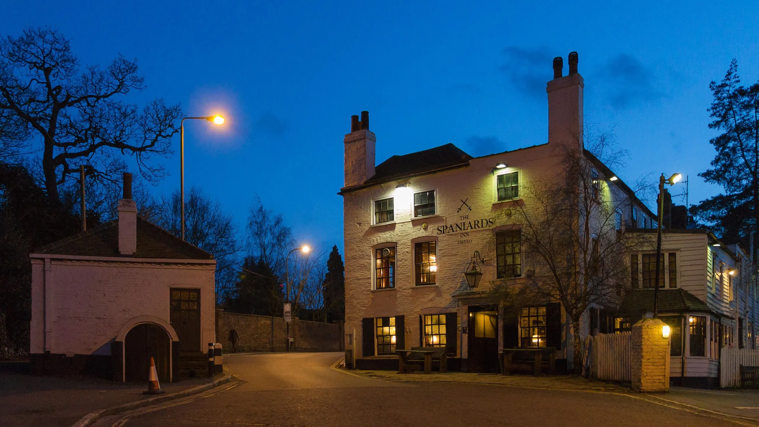 HR6HGF The Spaniards Inn in Hampstead, London at blue hour in winter